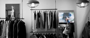 Spectra-tv-a-specchio-installazione-negozio-abbigliamento